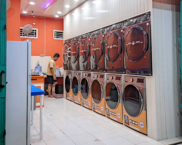 Deretan mesin cuci dan pengering di dalam toko